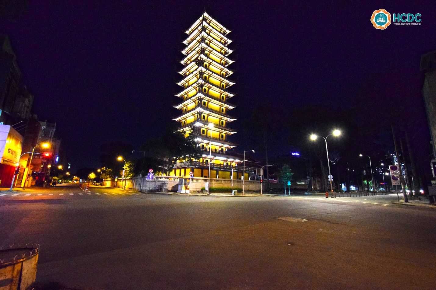TP Hồ Chí Minh trong ngày đầu tiên hạn chế người dân ra đường sau 18 giờ
