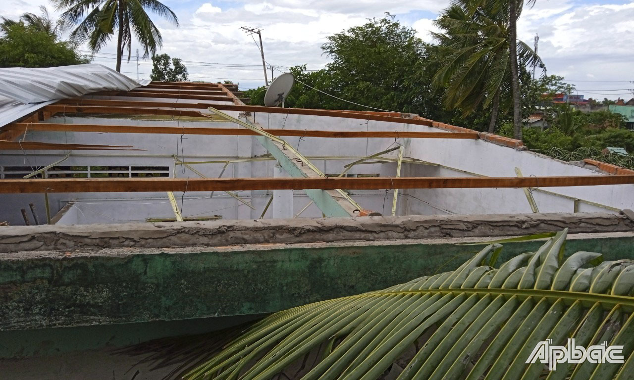 Mưa dông làm nhiều ngôi nhà bị sập, tốc mái