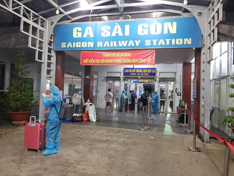 Tàu khách Bắc – Nam tiếp tục tạm dừng đón, trả khách tại nhiều ga