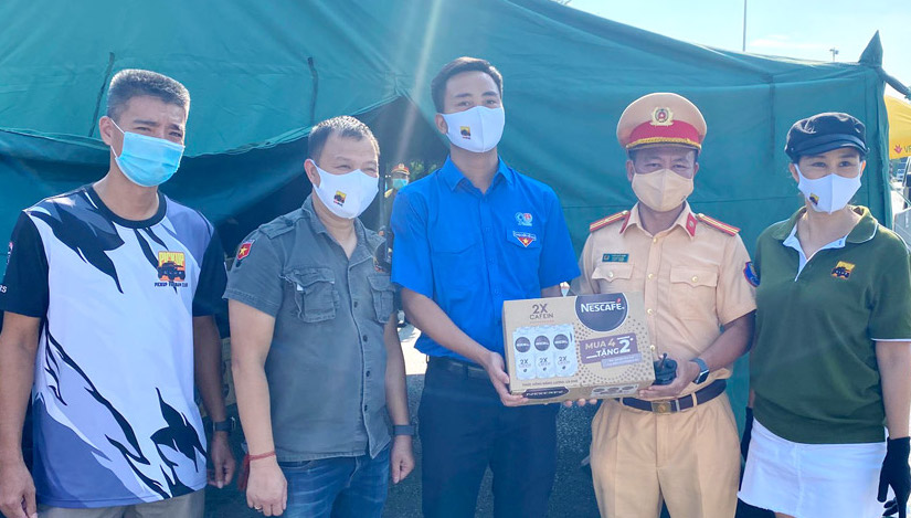 Tuổi trẻ Thủ đô động viên lực lượng đang làm nhiệm vụ tại các chốt kiểm soát phòng chống dịch