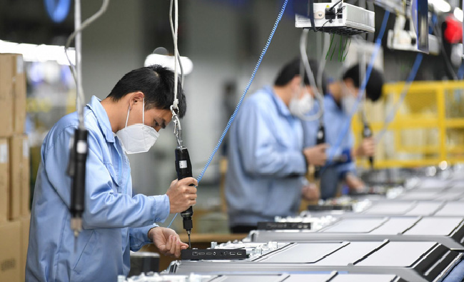Người lao động thực hiện nghiêm các công tác phòng chống dịch Covid-19