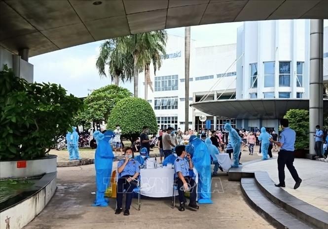 Vượt 10 000 ca mắc COVID-19, Bình Dương huy động 20 000 người giúp ngành Y tế