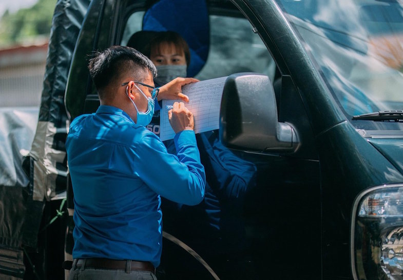 Thắm sắc xanh những đội hình hỗ trợ giao thông, lưu thông hàng hóa