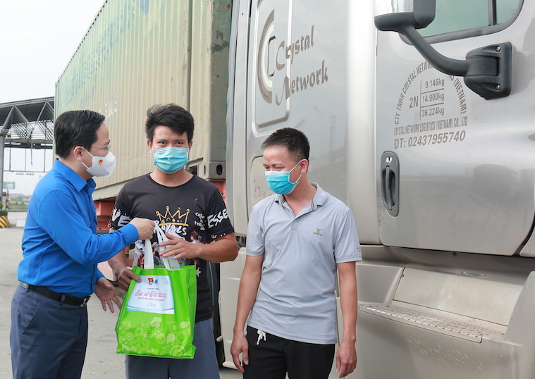 Đồng chí Nguyễn Anh Tuấn làm việc chốt kiểm soát trên địa bàn Hà Nội