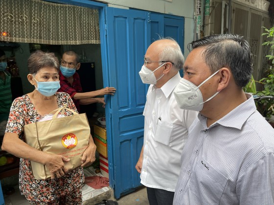 Trưởng Ban Tuyên giáo Thành ủy TP Hồ Chí Minh thăm, tặng quà người khó khăn