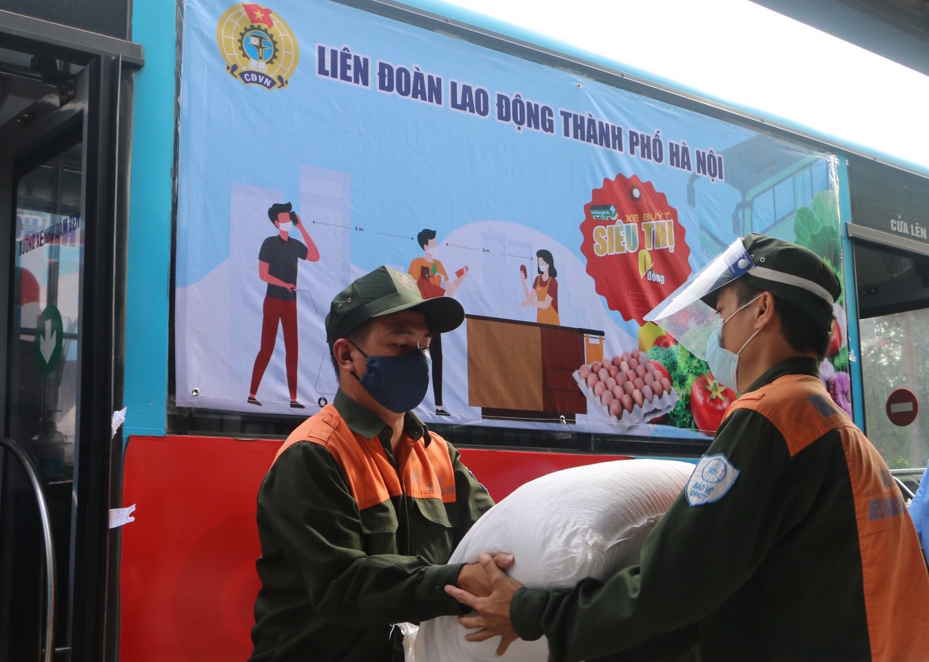 “Xe buýt siêu thị 0 đồng” đã đến với 7 666 công nhân lao động Thủ đô