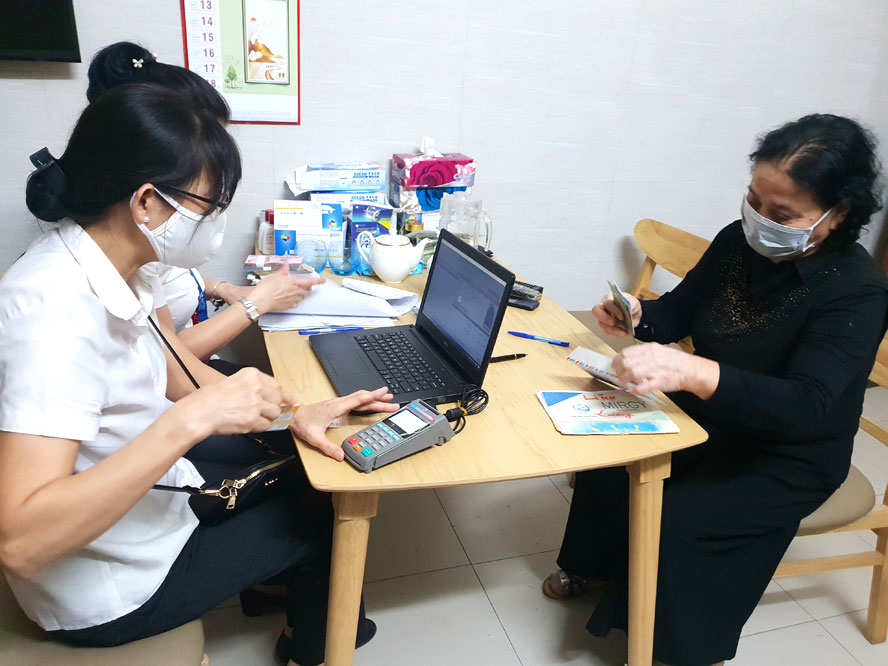 Hà Nội Chi trả lương hưu, trợ cấp BHXH tháng 8 2021 tại nhà và qua tài khoản ATM