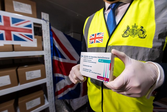 415 000 liều vắc-xin phòng COVID-19 của Vương quốc Anh đã về Hà Nội