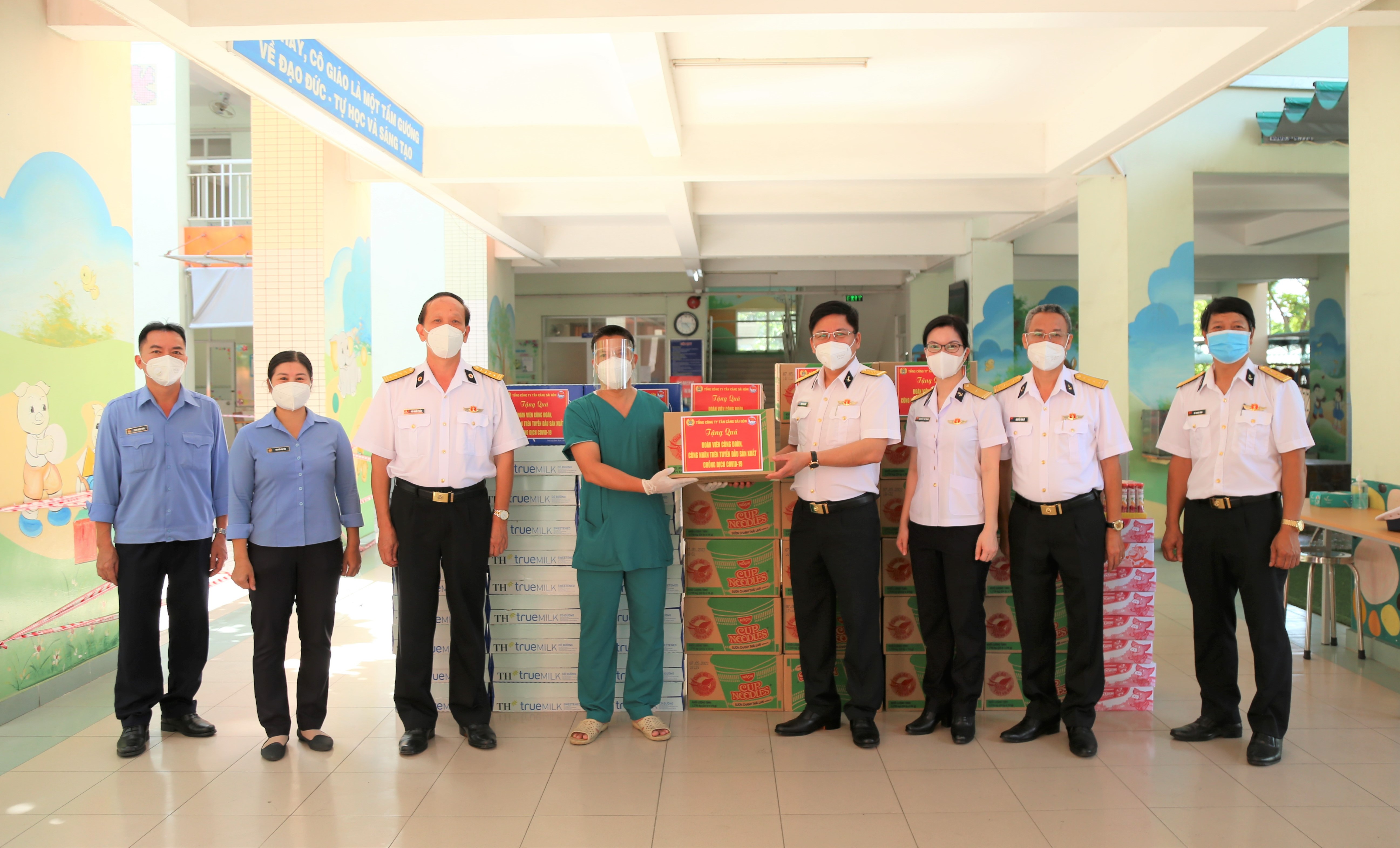 “Chuyến xe nghĩa tình” hỗ trợ đoàn viên trên tuyến đầu sản xuất, chống dịch