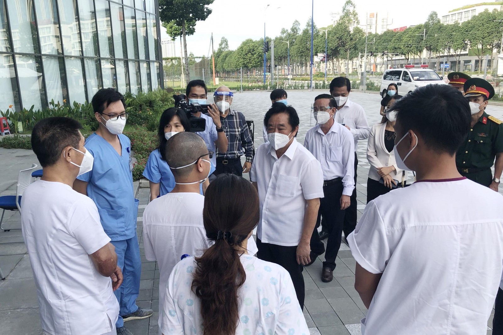 Lãnh đạo tỉnh Bình Dương thăm và tặng quà lực lượng tuyến đầu chống dịch