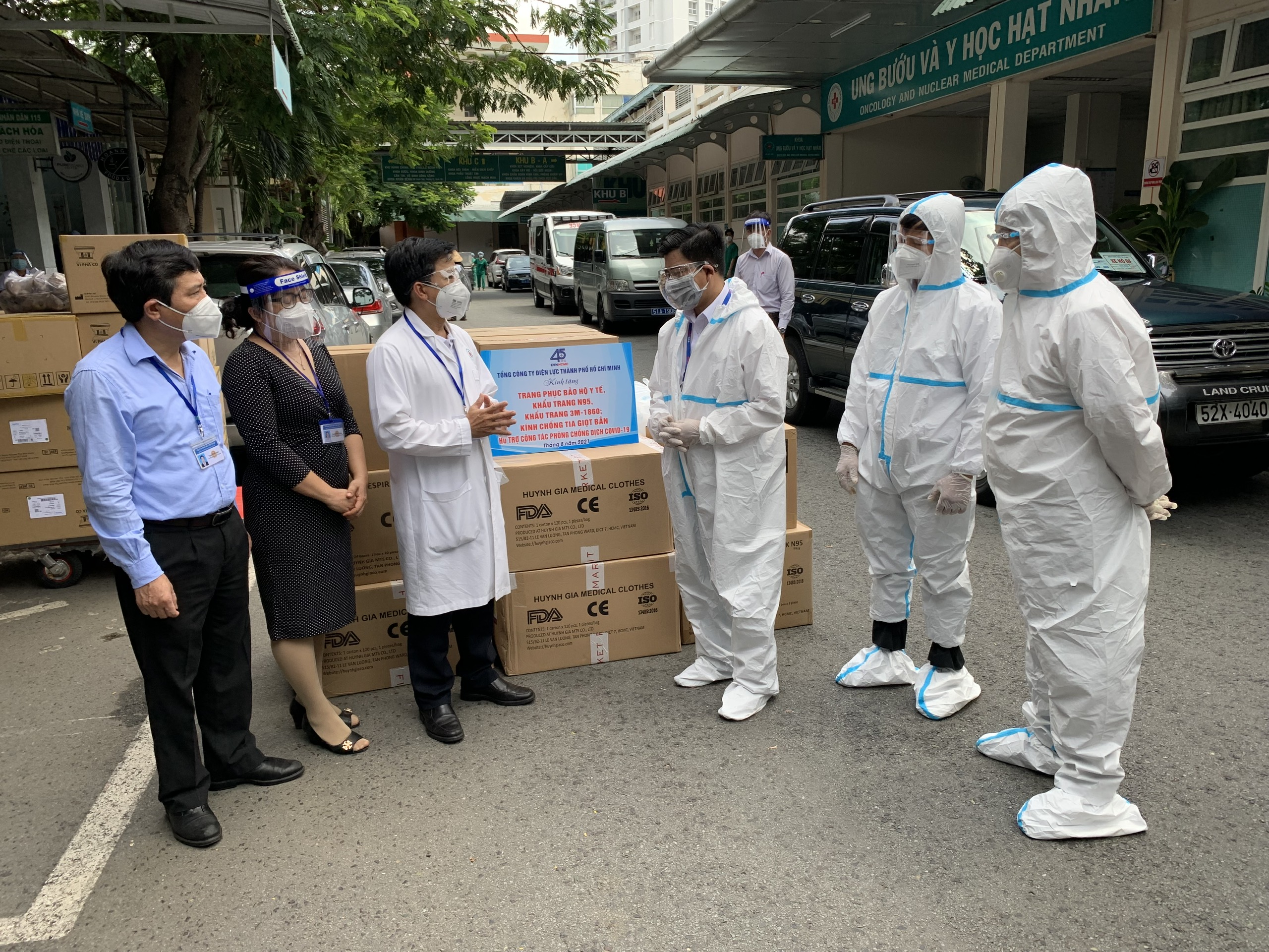 EVNHCMC trao tặng vật tư y tế trị giá hơn 2,6 tỷ đồng cho các bệnh viện tuyến đầu điều trị COVID-19