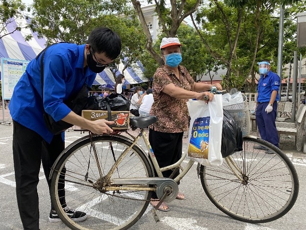 Siêu thị mini “0 đồng” tại Hà Nội – Hành trình phục vụ từ Trái tim