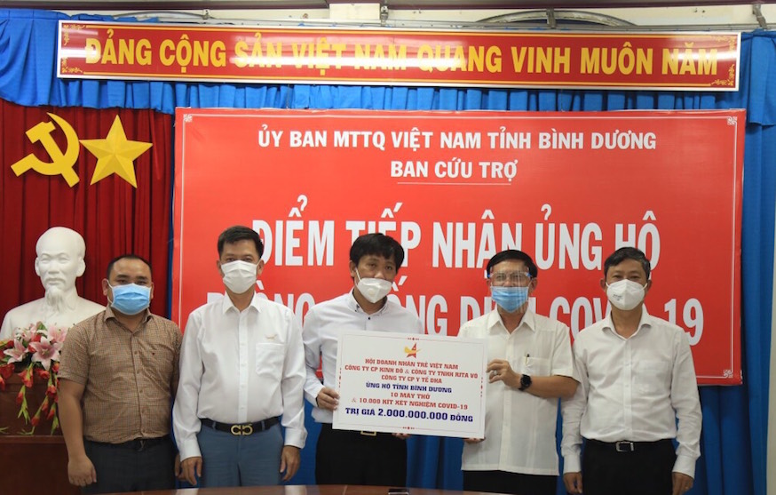 Trao tặng Bình Dương 10 máy thở và 10 000 kít xét nghiệm nhanh