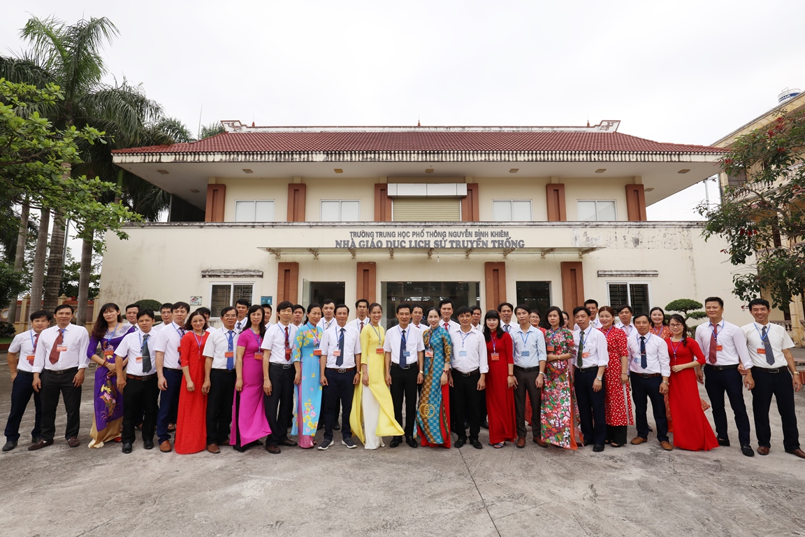 Trường THPT Nguyễn Bỉnh Khiêm Hải Phòng  Gặt hái nhiều thành tích đáng tự hào