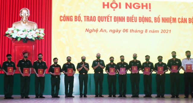 Bộ Tư lệnh Quân khu 4 trao Quyết định điều động, bổ nhiệm cán bộ