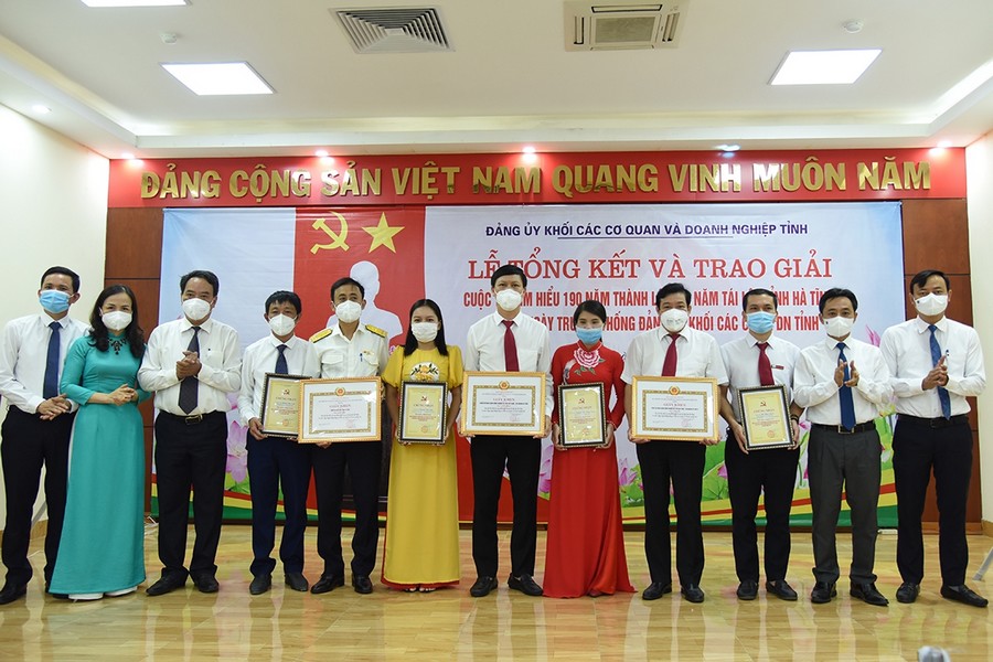 Hà Tĩnh Trao thưởng cuộc thi tìm hiểu 190 năm thành lập, 30 năm tái lập tỉnh