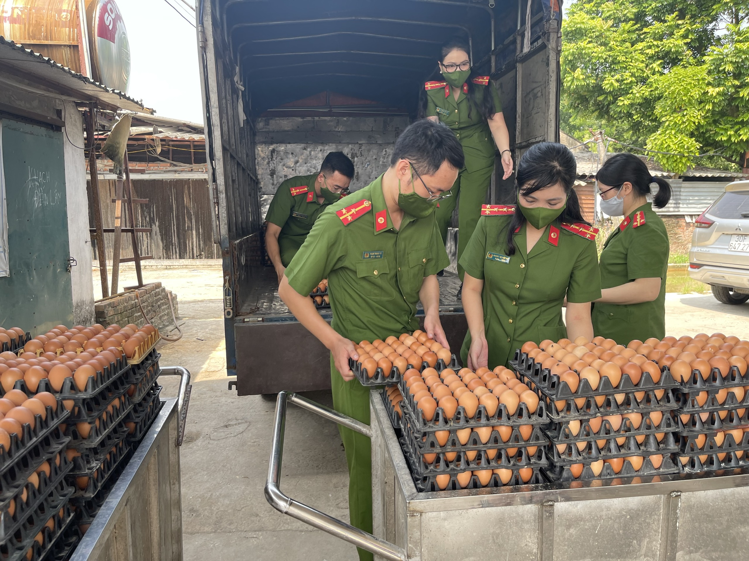 Hà Nội Phòng Cảnh sát môi trường ủng hộ hàng trăm phần quà hỗ trợ chống dịch