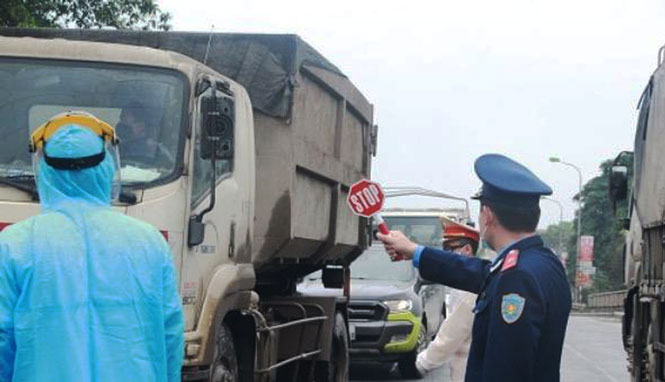 Thẻ đỏ kịp thời cho xe “luồng xanh” vi phạm