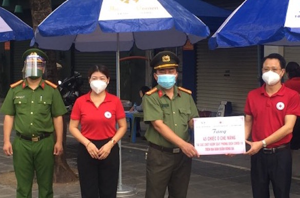 Hỗ trợ các chốt kiểm soát phòng chống dịch COVID-19 trên địa bàn Hà Nội