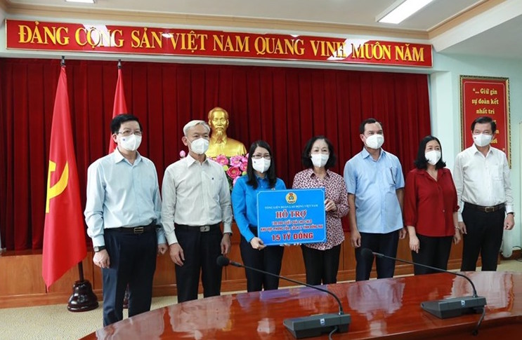 Trao hỗ trợ cho đoàn viên, người lao động và lực lượng y tế tuyến đầu chống dịch tại Đồng Nai