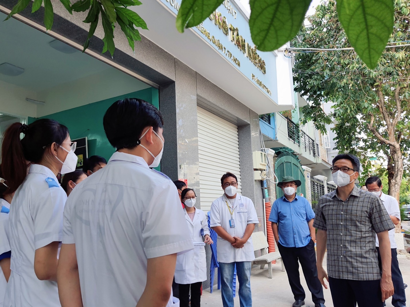 Phó Thủ tướng Vũ Đức Đam thăm, động viên nhân viên Trạm y tế phường Tân Kiểng, Quận 7