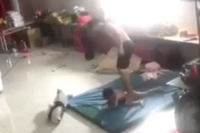 Cần trừng trị nghiêm khắc kẻ bạo hành bé trai
