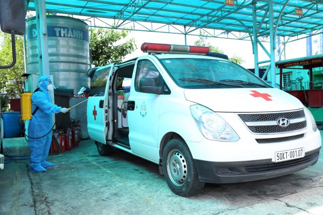 Tổ xe cứu thương kiên cường trong tâm dịch