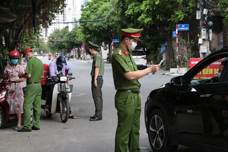 Hà Nội siết chặt việc sử dụng giấy đi đường trong thời gian giãn cách xã hội