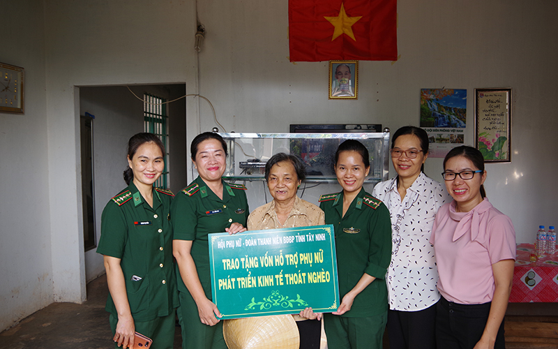 “Bóng hồng mang quân hàm xanh”