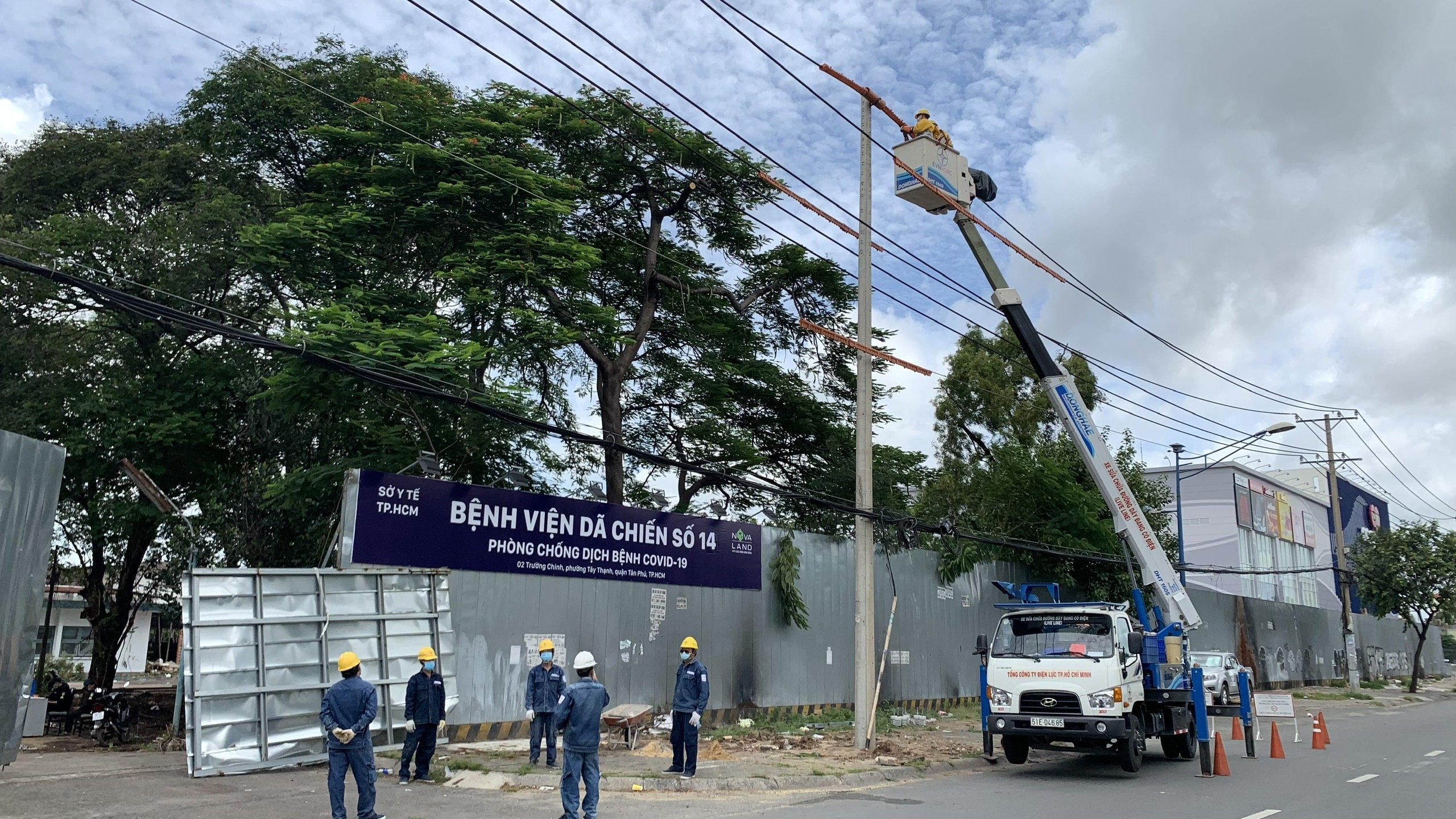 Thi công không kể ngày đêm, cấp điện kịp thời cho 3 trung tâm hồi sức tích cực tại TP Hồ Chí Minh điều trị bệnh nhân COVID-19