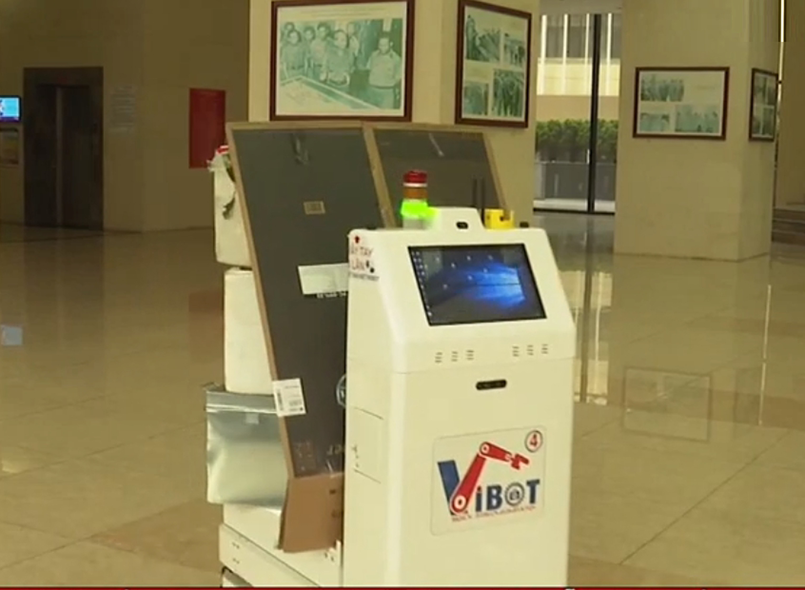Triển khai robot y tế hỗ trợ TP Hồ Chí Minh chống dịch