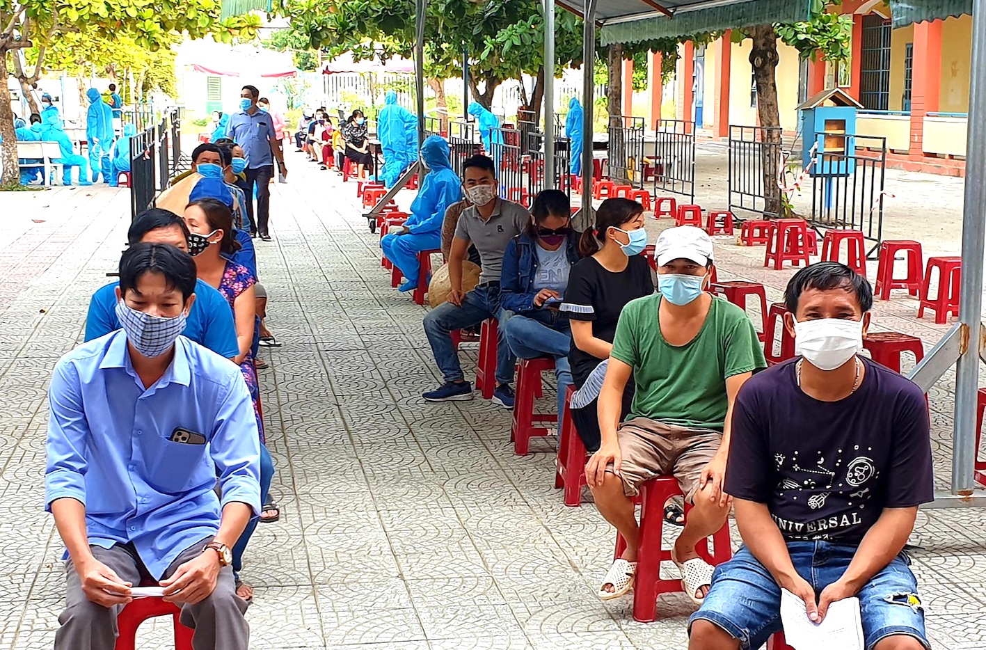 Đà Nẵng Cảnh cáo, giáng chức cán bộ gạt tay trúng mặt nhân viên y tế