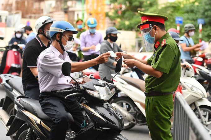 Mượn giấy tờ tùy thân đi lại khi giãn cách xã hội sẽ bị phạt tối đa 10 triệu