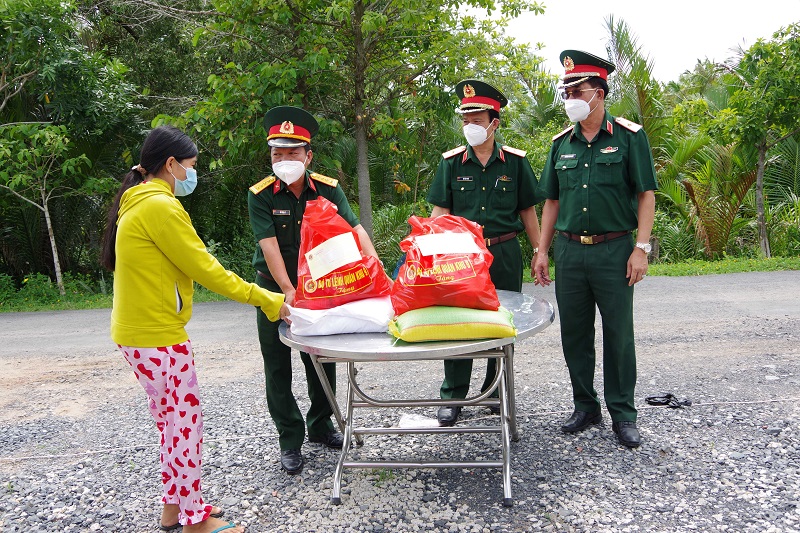 Quân khu 9 tặng 740 phần quà cho đồng bào dân tộc Khmer tại Sóc Trăng