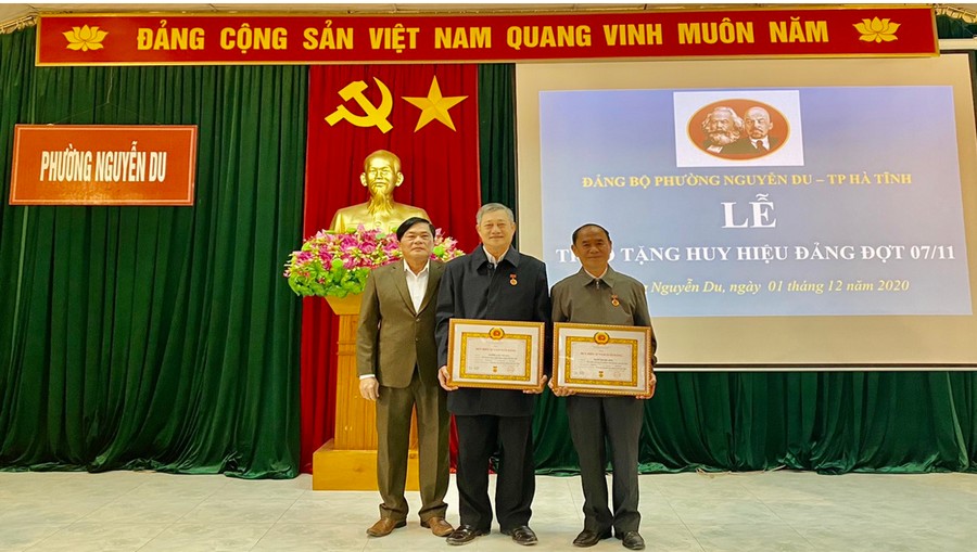 Hà Tĩnh Trao Huy hiệu Đảng cho hơn 1 600 đảng viên nhân dịp Quốc khánh