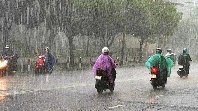 Trung Bộ nắng nóng gay gắt, Bắc Bộ mưa rất to về đêm và sáng, đề phòng lũ quét, sạt lở đất