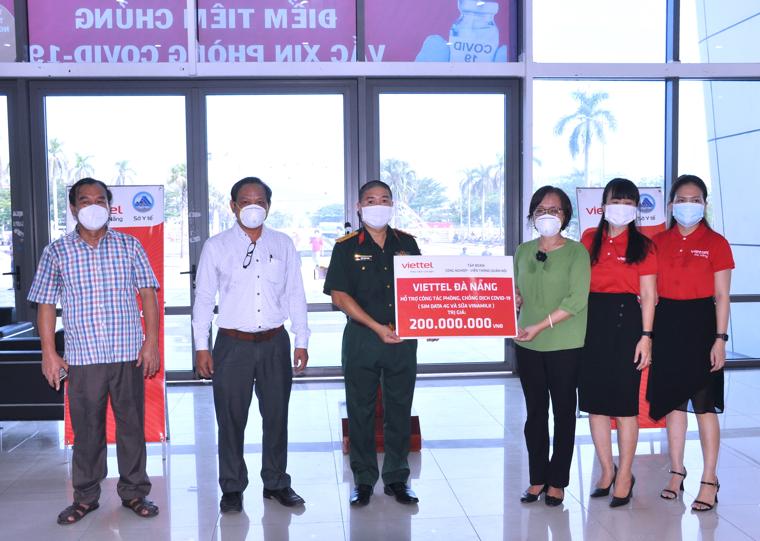 Viettel Đà Nẵng tặng quà động viên các y, bác sĩ tuyến đầu chống dịch
