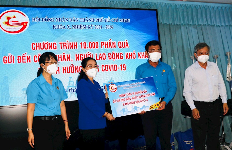 Trao tặng 10 000 phần quà đến công nhân, người lao động gặp khó khăn