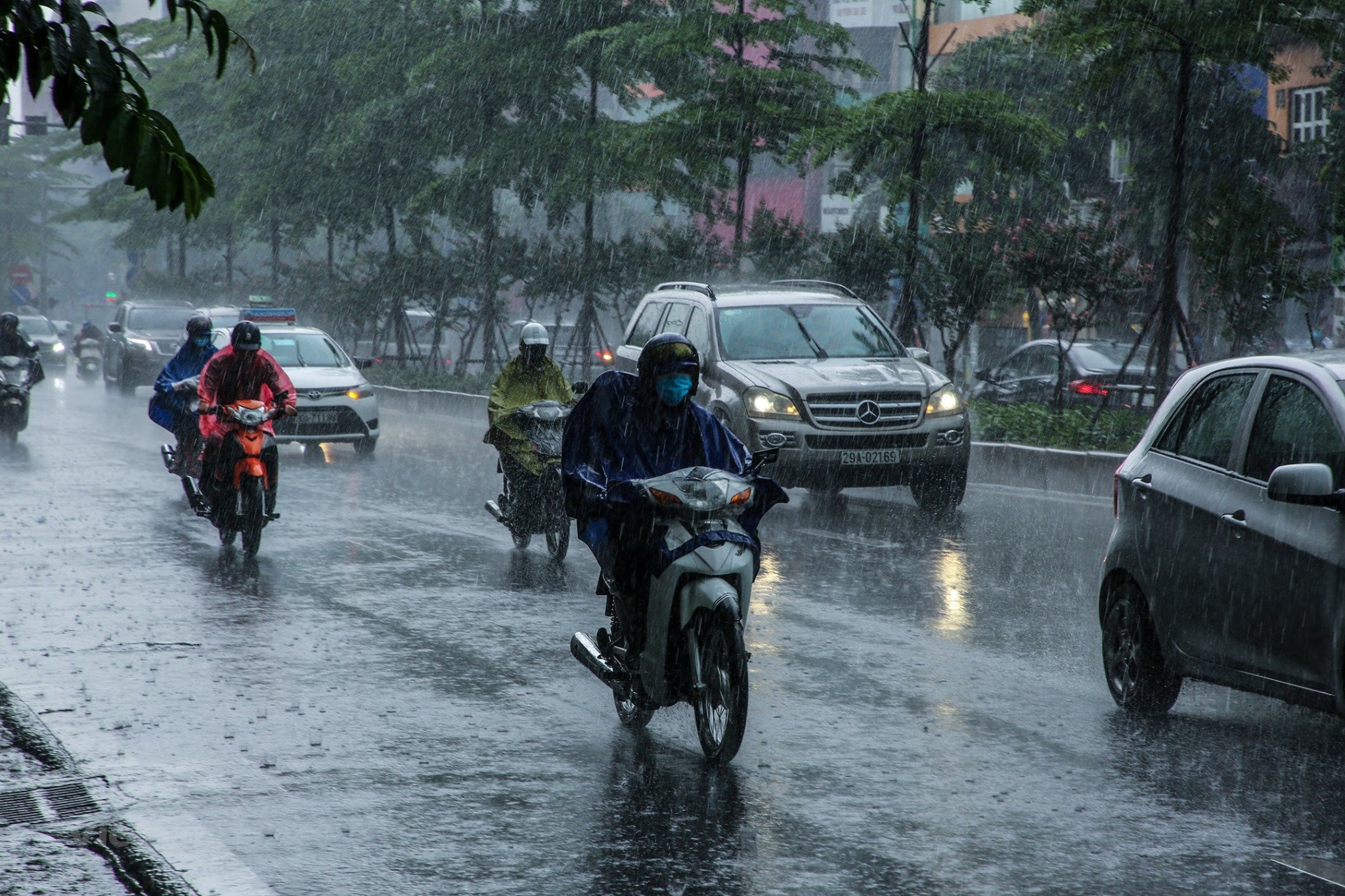 Bắc Bộ và Nam Bộ có nơi mưa to đến rất to, đề phòng lốc, sét và gió giật mạnh