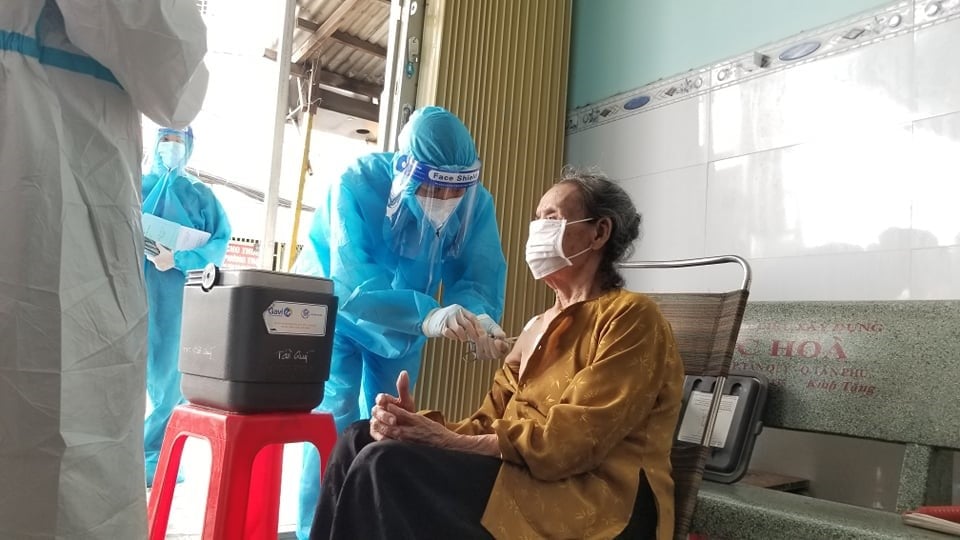 Đi từng ngõ, gõ từng nhà tiêm vaccine COVID-19 cho người cao tuổi