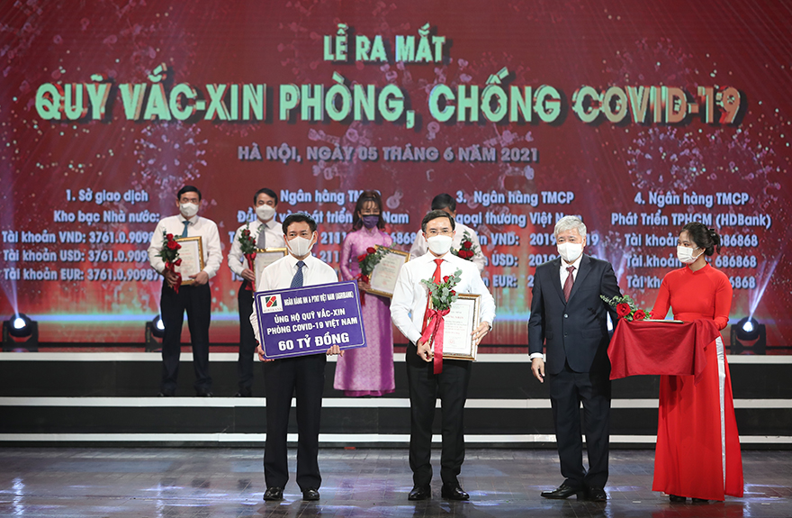 Tính đến 12 8 Agribank ủng hộ 300 tỷ đồng cho phòng, chống dịch