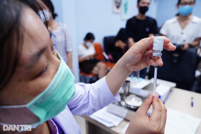 CDC Hà Nội bác thông tin F0 dẫn đoàn 2 000 người đi tiêm vắc xin
