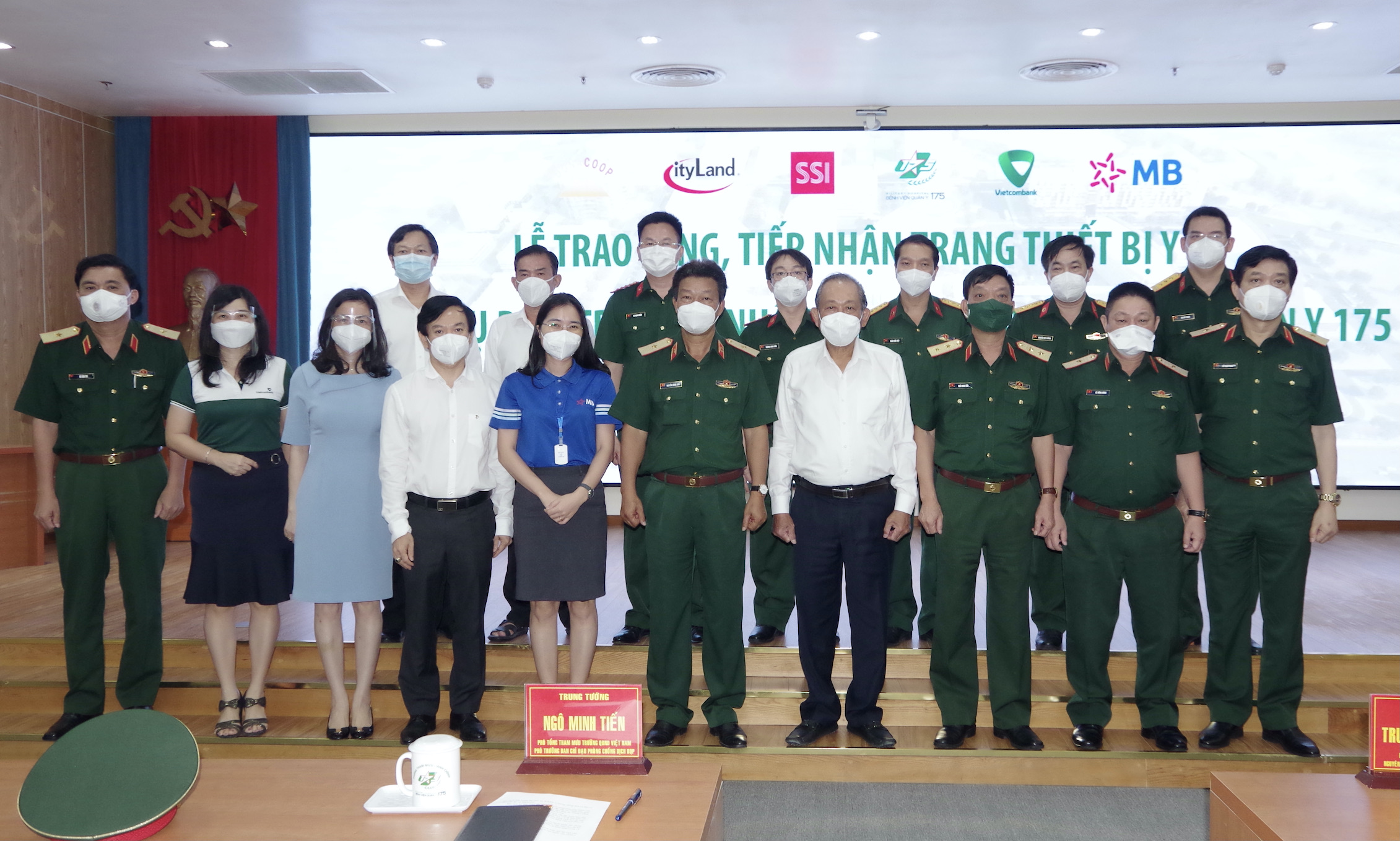 Vietcombank trao tặng trang thiết bị y tế tổng trị giá 9 tỷ đồng