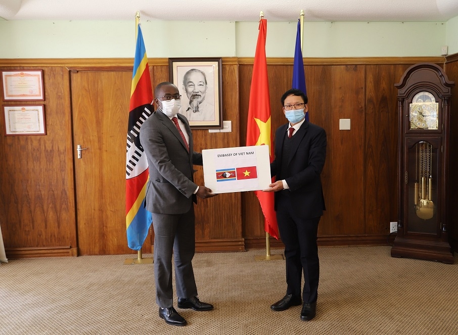 Người Việt tại Nam Phi hỗ trợ khẩu trang cho Namibia và Botswana
