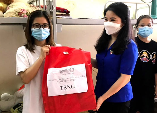 4 445 sinh viên có hoàn cảnh khó khăn đang ở lại Thủ đô đã nhận được hỗ trợ