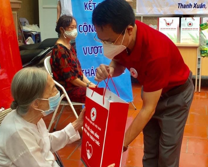 Tặng 10 000 túi hàng gia đình cho người dân Hà Nội bị ảnh hưởng bởi dịch bệnh