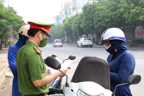 Làm giả giấy đi đường phạt đến 20 năm tù