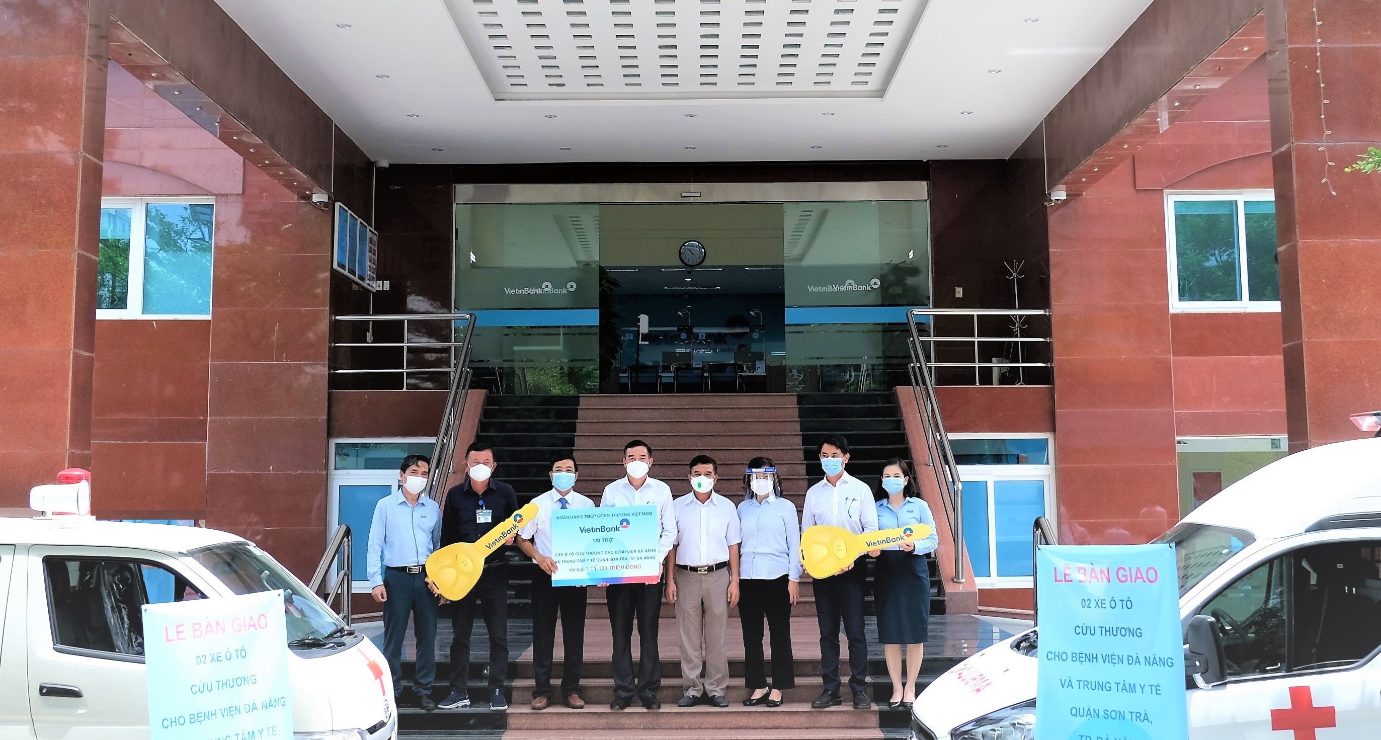 VietinBank trao tặng 2 xe cứu thương cho TP Đà Nẵng