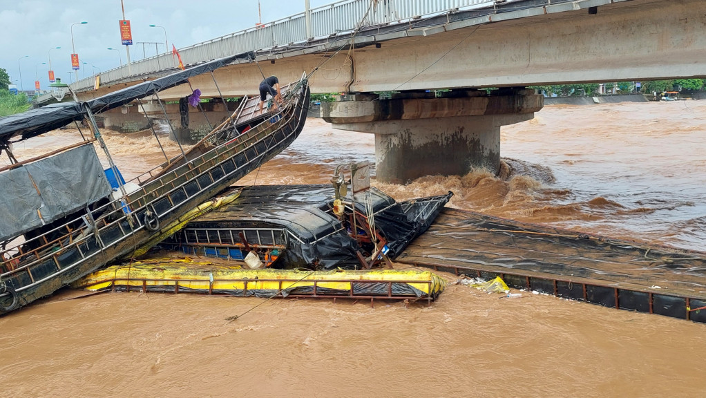 Mưa lớn kèm dông lốc gây nhiều thiệt hại