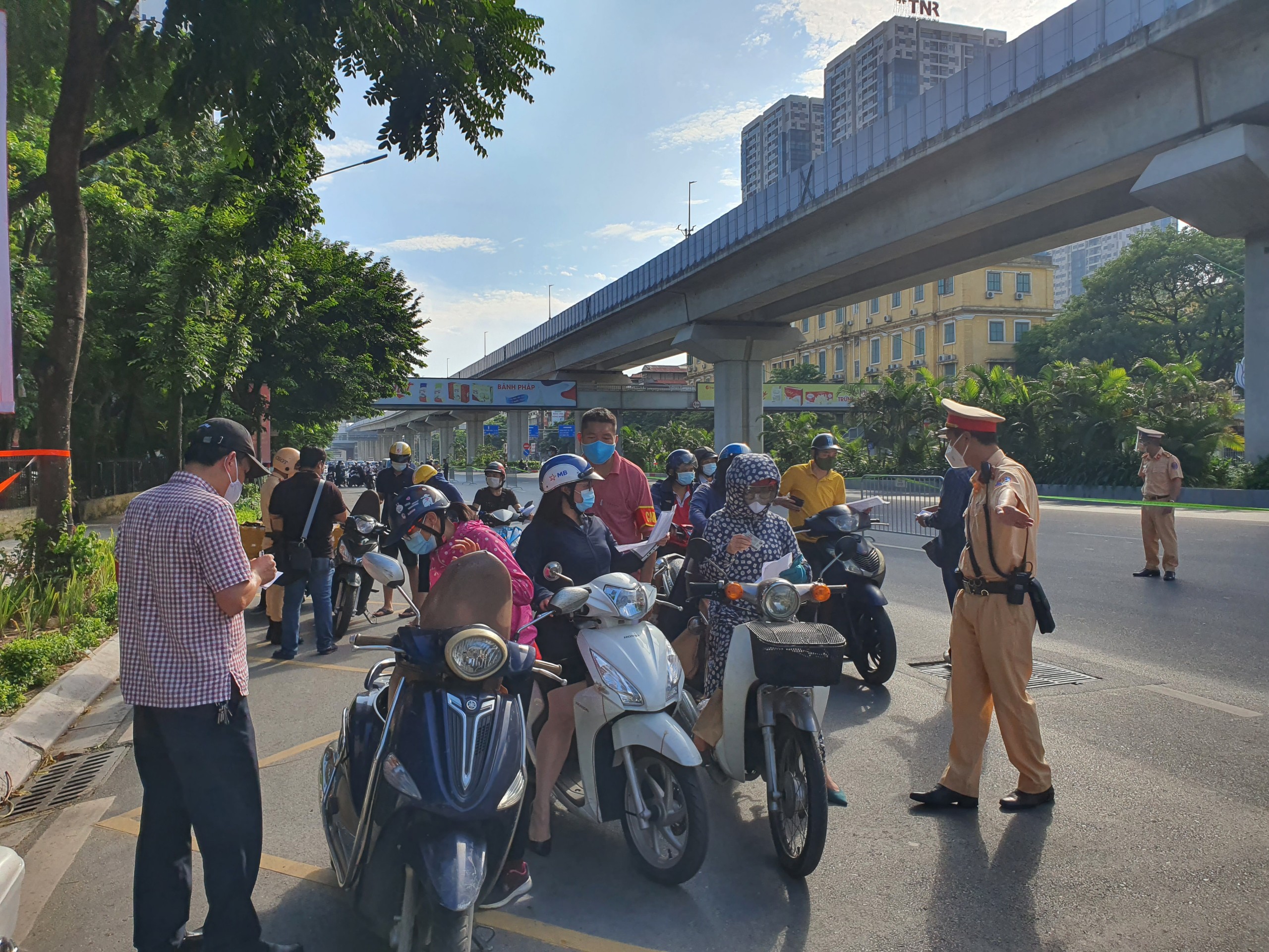 Hà Nội lập 6 tổ công tác kiểm soát người ra đường tại 12 quận nội thành